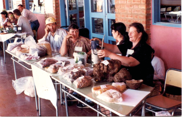 Un grupo de personas sentadas alrededor de mesa con comidaEl contenido generado por IA puede ser incorrecto.