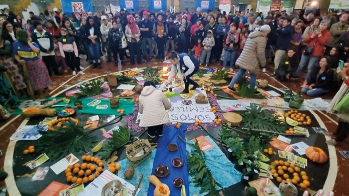 Un grupo de personas alrededor de una mesa con comidaEl contenido generado por IA puede ser incorrecto.