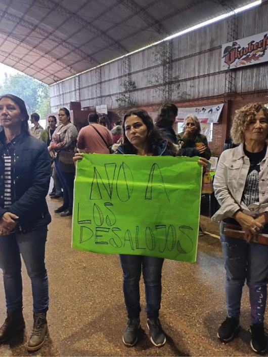 Un grupo de personas de pieEl contenido generado por IA puede ser incorrecto.